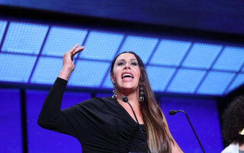 Karla Sofía Gascón acepta el premio a Mejor actriz por la película Emilia Pérez.