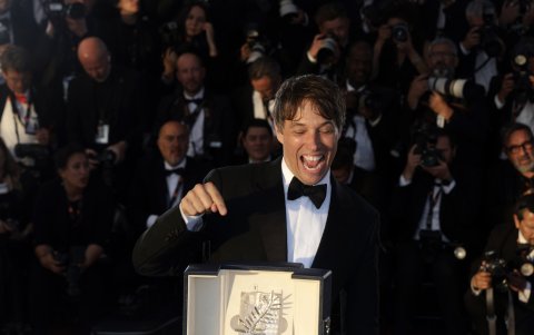 El director Sean Baker con su Palma de Oro por Anora.