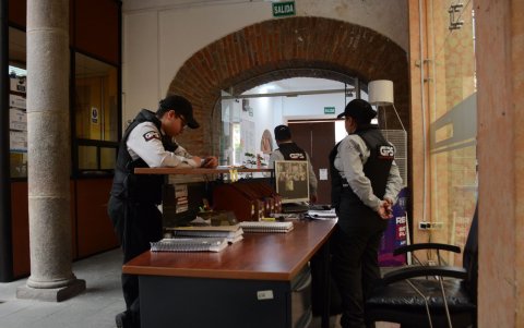 En el Palacio se hacen tres turnos rotativos de vigilancia. Trabajan efectivos del cuerpo de agentes metropolitano y también hay seguridad privada.