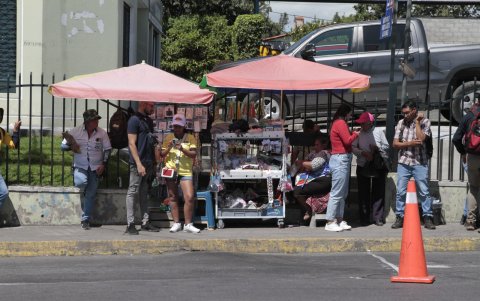 Las aceras son utilizadas para el comercio informal. Los paraguas son utilizados para cubrirse del clima