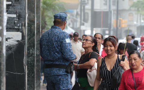 En los módulos comerciales, sitios turísticos, entre otros, están los uniformados.