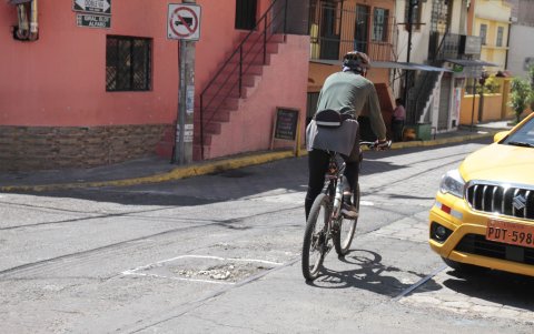 Malestar en los vecinos por huecos y baches en las vías.