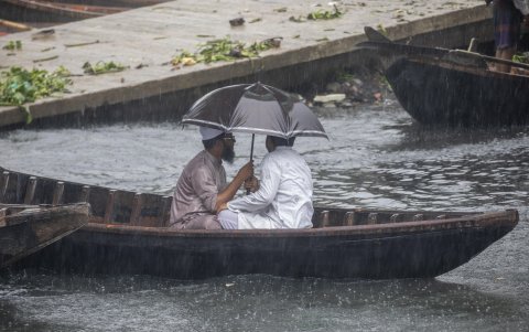 Las personas sufren por las tormentas en Bangladesh