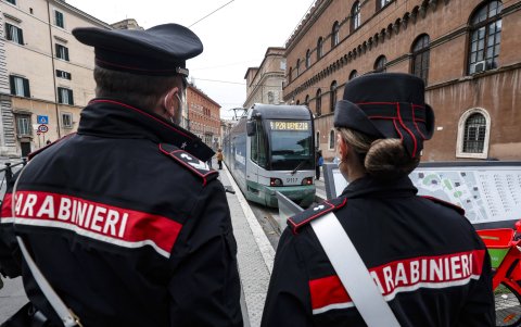 Carabineros aparecen en un reciente operativo en un barrio de la ciudad de Roma (Italia).