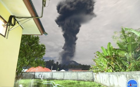 El monte Ibu, de unos 1.325 metros de altura, está situado en la isla de Halmahera en la provincia de Molucas del Norte.