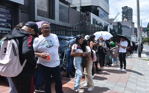 Las filas de fanáticos rodeaban parte del CCI, durante la preventa de las entradas al concierto de Aventura en Ecuador.