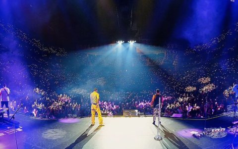 Durante shows previos, la puesta en escena también destaca en la experiencia que los fanáticos describen como 
