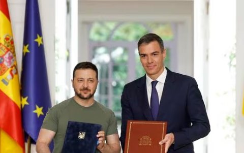 Volodymyr Zelensky, y Pedro Sánchez, posan después de firmar un acuerdo de seguridad