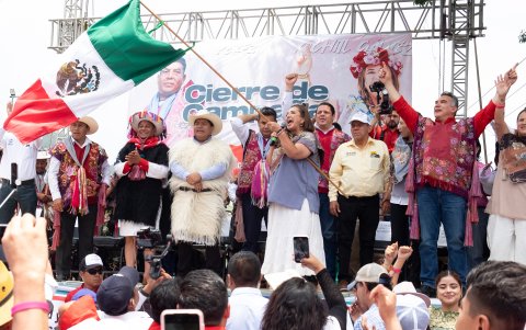 La candidata de la oposición, Xóchitl Gálvez (c) participa este domingo durante un acto político en el municipio de Tuxtla Gutiérrez, en el estado de Chiapas (México).