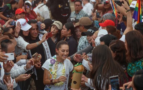 La candidata presidencial oficialista Claudia Sheinbaum, participa este domingo durante un acto político en el municipio de Tuxtla Gutiérrez, en el estado de Chiapas (México).