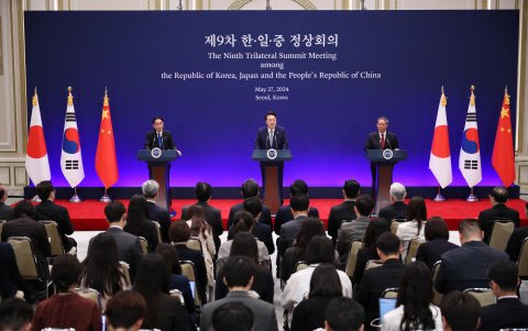El presidente surcoreano, Yoon Suk Yeol (centro), habla mientras el primer ministro japonés, Fumio Kishida (i), y el primer ministro chino, Li Qiang, durante una conferencia de prensa conjunta.