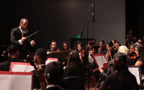 El evento gratuito se desarrolló en el Teatro Centro de Arte. Fueron 280 artistas en escena. Además de las orquestas, estuvieron miembros de los coros de la Universidad Católica de Santiago de Guayaquil, Arquidiocesano de Guayaquil y del comunitario de la Orquesta Sinfónica de Guayaquil, además de los solistas Vanesa Lamar, Priscila Urgiles, Andrés Córdova e Israel Lalama, bajo la dirección de Manuel Campos y Alex Mora.