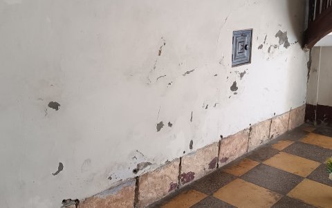 La humedad afecta todo el largo de la pared derecha de la iglesia de San Francisco.