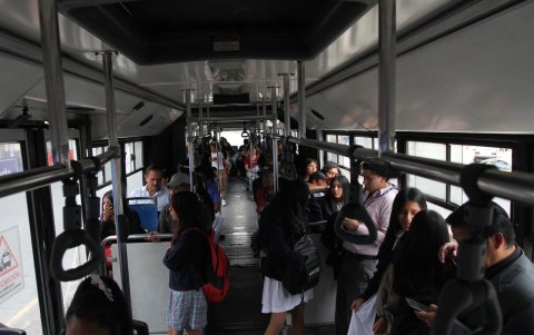 Los usuarios concuerdan que el desgaste de las unidades es evidente en el piso, agarraderas, fachada y el espacio donde van las sillas de ruedas no cuentan con seguridad.