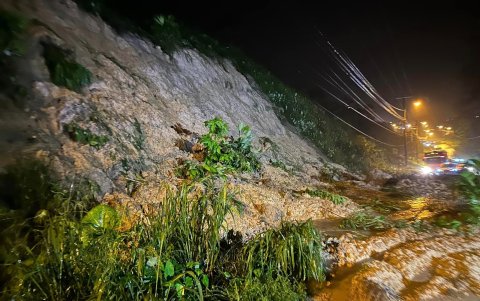 Las fuertes lluvias provocaron deslave y cierre de la vía Quinindé-Esmeraldas