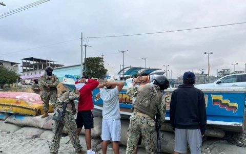 Los pescadores detallan que pagan vacunas de hasta 500 dólares para poder trabajar.