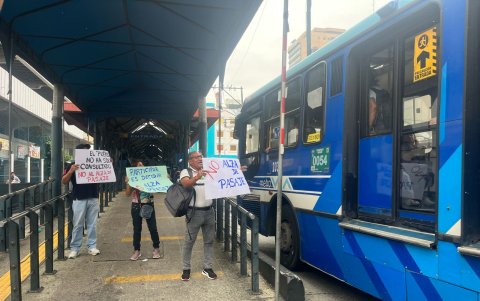 Transportistas se oponen al aumento de tarifa de bus.