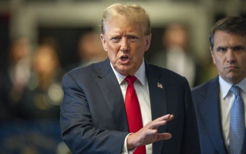 El expresidente Donald Trump habla con los medios fuera de su juicio