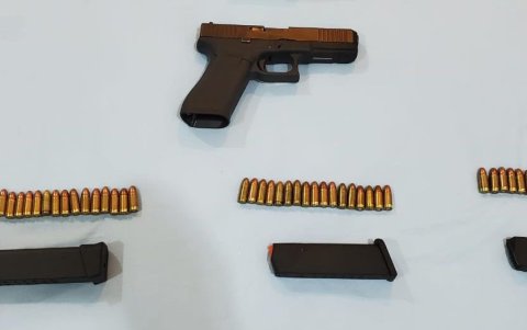 Un arma de fuego consta entre los objetos decomisados a los detenidos.