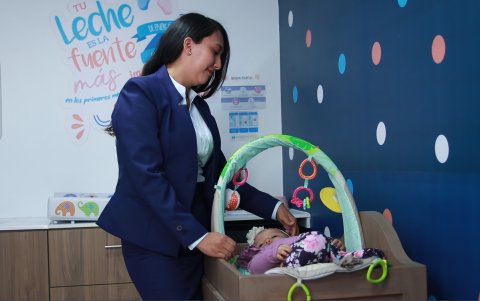 En cooperativas de ahorro y crédito de Ambato hay áreas para el cuidado de madre a hijo.