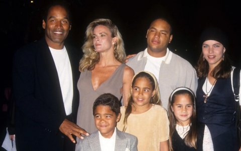 O.J. Simpson, Nicole Brown Simpson y sus hijos Jason, Sydney Brooke y Justin Ryan, en 1994.