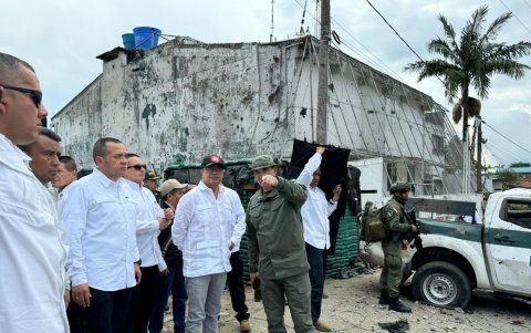 Gustavo Petro y el director de la policía William René Salamanca observan los daños a la estación de policía que fue hostigada por disidentes de las FAR, el 23 de mayo de 2024 en Morales (Colombia).