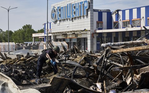 Un policía inspecciona los daños causados por el bombardeo al hipermercado de Kharkiv, Ucrania, el 26 de mayo de 2024, en medio de la invasión rusa.