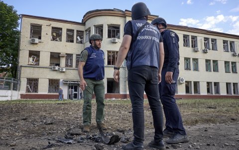 Policías trabajan en el lugar del ataque con una bomba planeadora cerca de una fábrica de dulces en Kharkiv, este de Ucrania, el 27 de mayo de 2024, en medio de la invasión rusa.