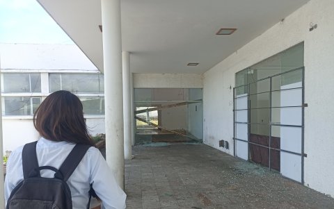 En varias oficinas, hoy sin ocupar, se evidencian ventanales rotos, con pedazos de vidrio esparcidos por el piso y tablas de madera que intentan bloquear las entradas.