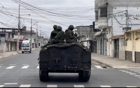 Militares pasean en tanques de guerra por la ciudad.
