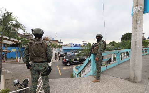 Personal de la Policía llegó hasta el Municipio de Durán para recabar evidencias tras los ataques registrados en mayo pasado en los exteriores del Cabildo.