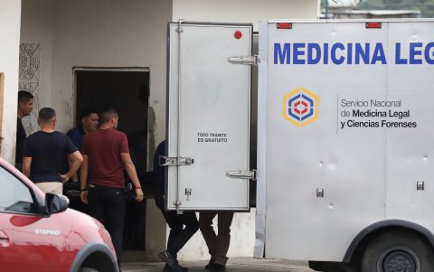 Cristopher Redwood Merino fue asesinado junto a la puerta de su domicilio. Su hermano quedó gravemente herido y fue hospitalizado.