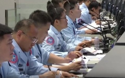 Astronautas chinos realizan la caminata espacial más larga.