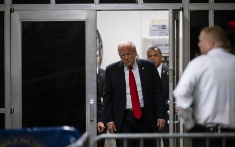 El candidato presidencial republicano y expresidente de Estados Unidos, Donald Trump, regresa de un receso mientras continúa su juicio penal.