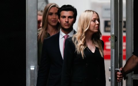 Tiffany Trump (d), Michael Boulos y Lara Trump regresan de un descanso durante el juicio penal por dinero silencioso del ex presidente estadounidense Donald J. Trump.