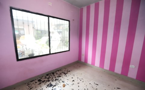 Ventanales de la casa resultaron afectados.