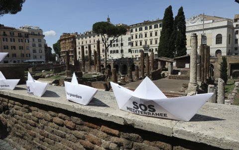 Varias fuentes y lugares emblemáticos de Roma se llenaron de barcos de papel para poner el tema migratorio en el centro de la campaña de las elecciones europeas.