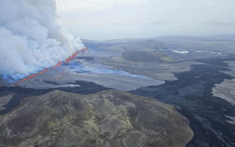 Una erupción volcánica inició en la península de Reykjanes, la quinta en los últimos meses, informó este miércoles la Oficina Meteorológica de este país nórdico (IMO, en inglés).