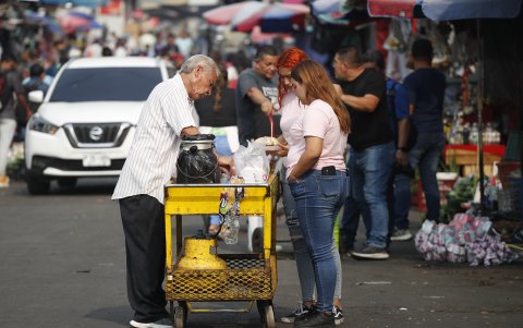 Un vendedor ambulante de alimentos ofrece sus productos