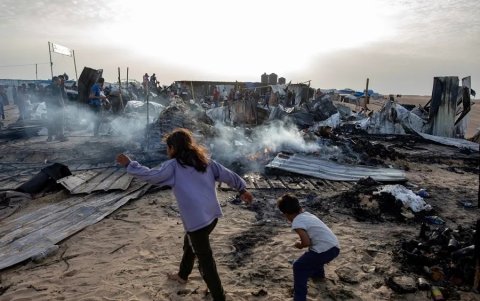 Unos niños en el campamento para desplazados de Rafah, en el sur de la Franja de Gaza