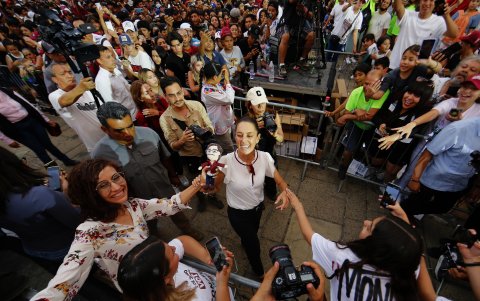 La candidata presidencial oficialista Claudia Sheinbaum (c) saluda simpatizantes durante un acto político este martes en Guadalajara (México).