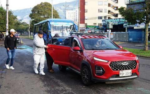 Hay autos particulares que llevan a personas a Cumbayá por un dólar.