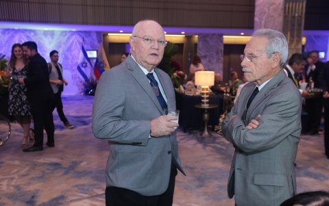 Vicente Negrete y Oswaldo Burbano.