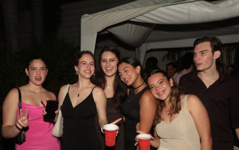 Isabela Schweitzer, Ilona Dunn, Miranda Avilés, Daniela Espinoza, Rafaella Villarroel y Michael Moore.