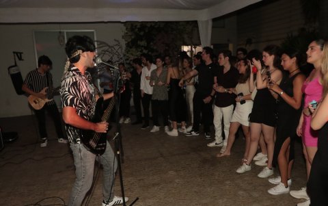 La banda Voltaje hizo su presentación llegada la medianoche.