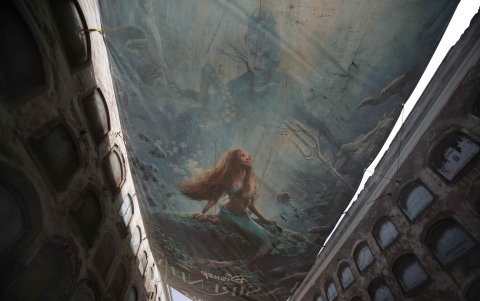 Una obra en el techo de un mausoleo al interior del Cementerio General de Lima Presbítero Maestro.