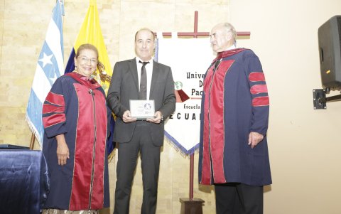 Ricardo Arques recibiendo una distinción por parte de la Universidad del Pacífico.