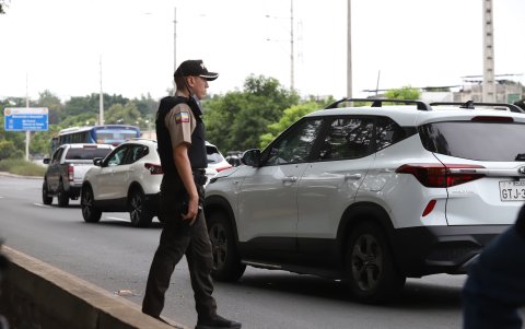 Hombres de la Policía Nacional llegaron al lugar para investigar el caso.
