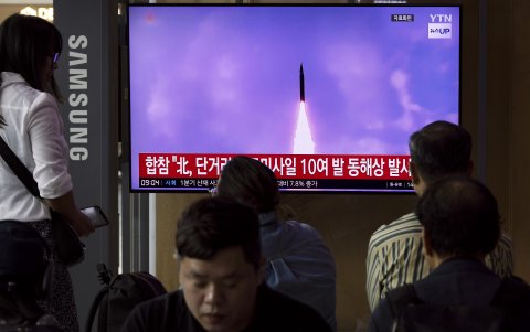 Una TV surcoreana informa del lanzamiento por Corea del Norte de varios misiles balísticos hacia el mar del Este el 30 de mayo.