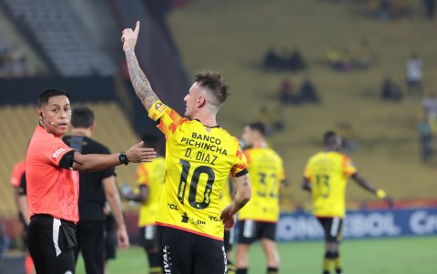Damián Díaz en sus espaldas todo el juego y la magia del medio campo amarillo.